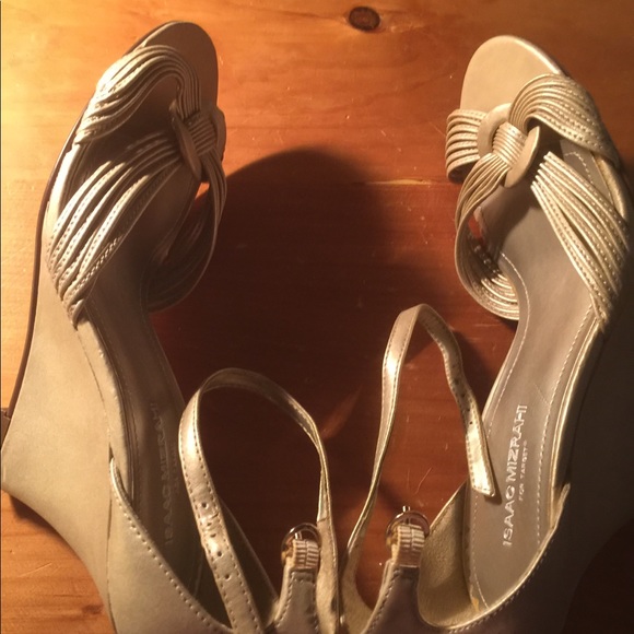 Isaac Mizrahi gold soft metallic wedge heels - Picture 3 of 5